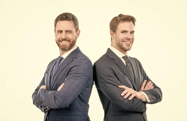 Два счастливых бизнес-лидера в костюме крест руки изолированы на белом, руководство — стоковое фото
