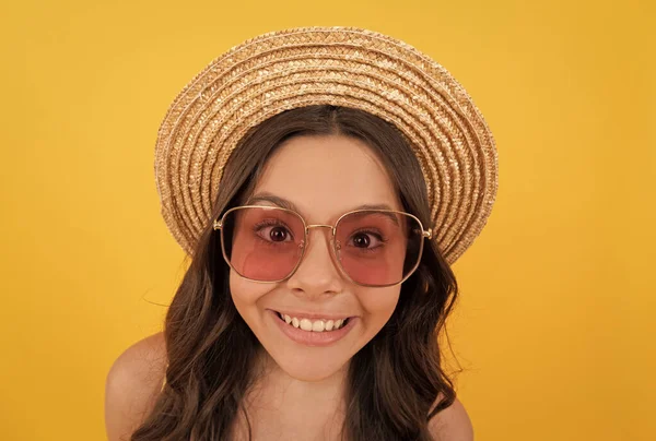 Moda aksesuarı. Olumlu duygularını ifade et. Yüz portresi. çocukluk mutluluğu.