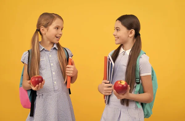 Szczęśliwe dzieci przyjaciele z powrotem do szkoły gospodarstwa książki i jabłka dla zdrowej diety, diety — Zdjęcie stockowe