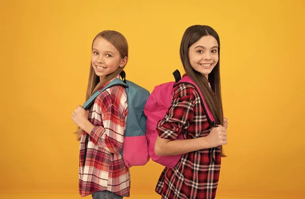Begreppet utbildning. barn med långt hår på gul bakgrund. 1 september. — Stockfoto