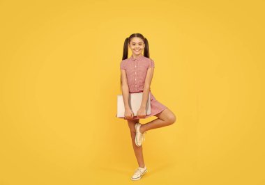 Meditasyon yap. Çocuk internetten yoga dersi izliyor. Aktif çocuk ağaç pozu çalışıyor. canlı uygun sınıflar.