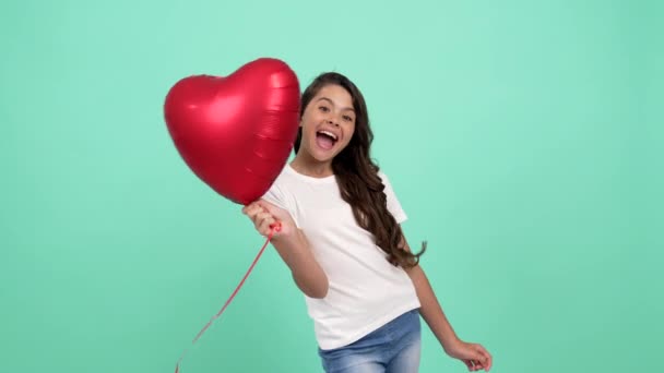 Porträt eines überraschten Kindes mit Herz Party Ballon Geburtstagsgeschenk, alles Gute zum Geburtstag — Stockvideo