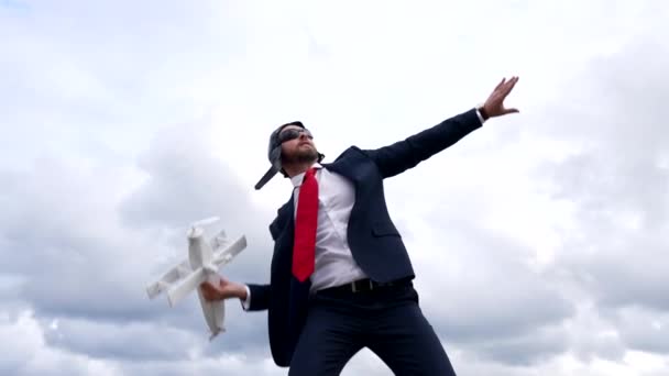 Empresario lanzar idea con el avión en la mano en el fondo del cielo, soñando — Vídeo de stock