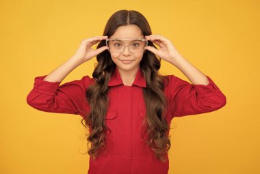 Koruyucu gözlük takan, gülümseyen genç kız.