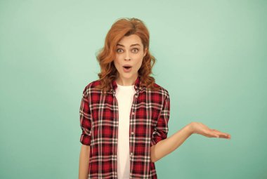 Kıvırcık saçlı kadın ürününü sunuyor. moda ve güzellik. Kadın model gelişigüzel eğilimi.