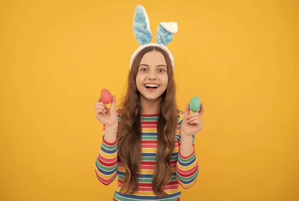 Feliz Pascua niña en conejo conejito orejas mostrando huevos pintados para vacaciones, feliz Pascua —  Fotos de Stock