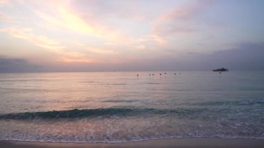 Deniz manzaralı altın güneş doğuyor. Kuşlar ve gemiyle, doğa.