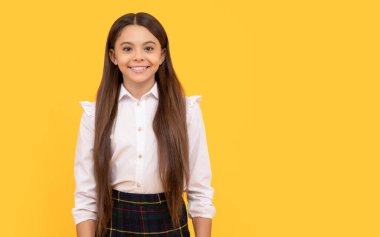Sarı arka planda okul üniformalı gülümseyen genç kız, duygular.