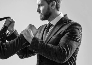 Profesyonel erkek ve erkek çalışan arasındaki fiziksel kavga gri arka plan, yüzleşme