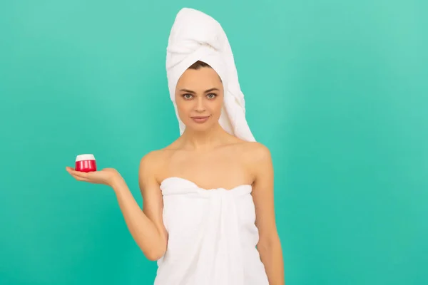 Dame in handdoek met huid crème op blauwe achtergrond — Stockfoto