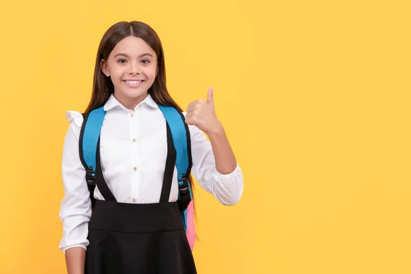 September 1. happy childhood. child with school bag. thumb up. happy teen girl carry backpack — Stock Photo, Image