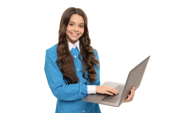 Szczęśliwy twarz nastolatki dziewczyna z długimi kręconymi włosami praca na komputerze odizolowany na biały, szkolny blog — Zdjęcie stockowe