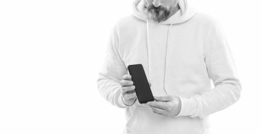 Ürün teklifi. Reklam sunumu. kopyalama alanı. kırpılmış adam telefon ekranını sunar.