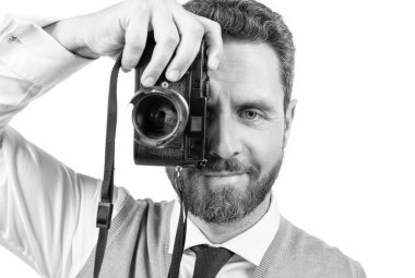 Retro kameralı adam beyaz arkaplanda izole edilmiş, kopyalama alanı ve fotoğraf makinesi kullanıyor.