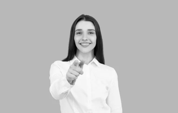 Sonriente mujer de negocios en camisa blanca señalando el dedo sobre fondo gris, ceo —  Fotos de Stock