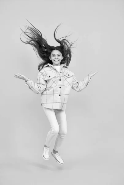 楽しんでるだけだ。幸せを表現して。幸せな子供時代。幸せな女の子でピンクチェッカーシャツ. — ストック写真