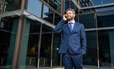 Patron adam konuşuyor. İş görüşmesi. Ses bağlantısı. Yetişkin yöneticiler cep telefonuyla konuşuyor.