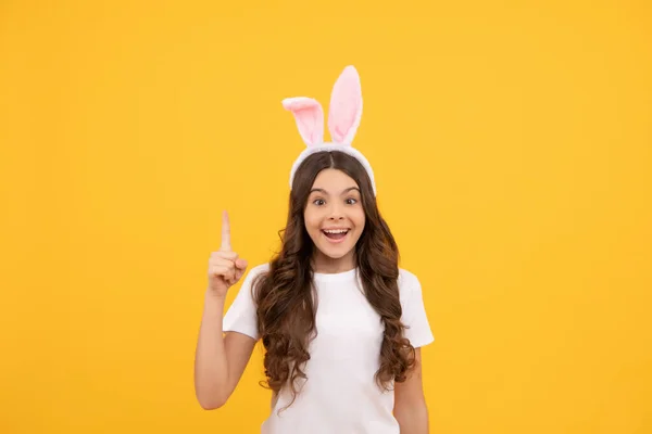 Ispirato con idea bambino in orecchie di coniglio su sfondo giallo, Pasqua — Foto Stock