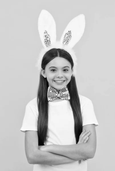Ευτυχισμένο πασχαλινό κοριτσάκι με αυτιά λαγού και παπιγιόν, ευτυχισμένο Πάσχα — Φωτογραφία Αρχείου