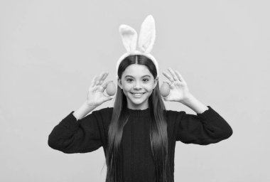 Paskalya bahar tatili. Mutlu genç kız tavşan kulağı takıyor. Mutlu Paskalyalar. çocukluk mutluluğu