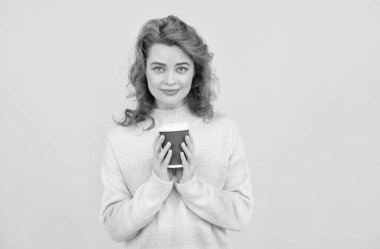 Biraz daha kahve. İçeceklerinizi alın. Neşeli kız çay içiyor. Kadın plastik bardağı cappuccino ile tutuyor..