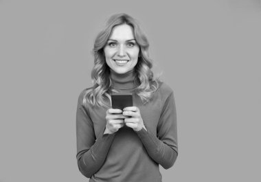 Mobil sohbet uygulaması ile başla. Akıllı telefondan mutlu kız sohbeti. Modern iletişim