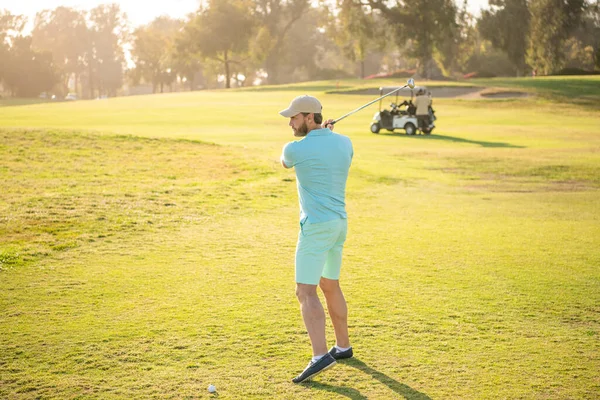 Męski golfista na profesjonalnym słonecznym polu z zieloną trawą, hobby — Zdjęcie stockowe