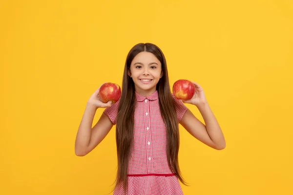 Chica adolescente feliz con fruta de manzana roja. vitamina y dieta. niño comiendo alimentos saludables. —  Fotos de Stock