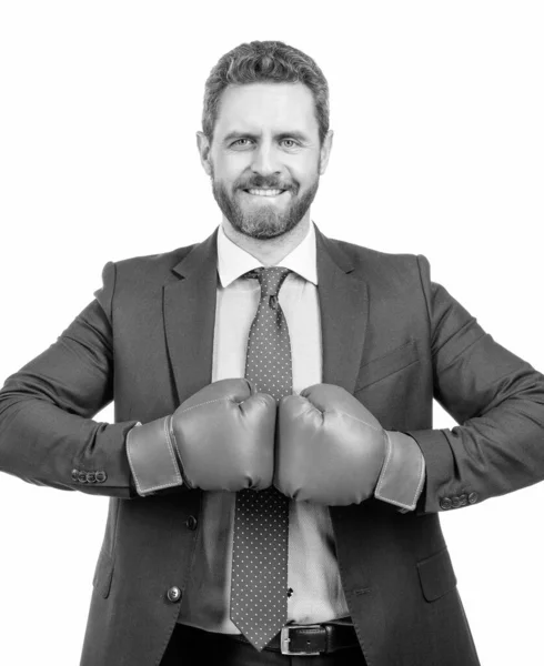 Счастливый профессиональный сотрудник держать бой боксерские перчатки вместе изолированы на белом, борьба — стоковое фото