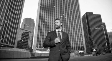 Ofis dışında kendine güvenen iş adamı, başarı