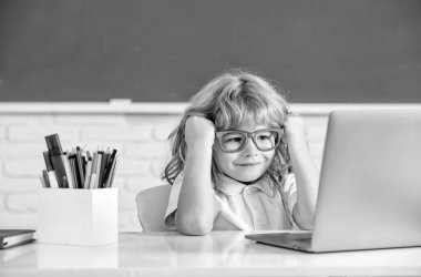 Online eğitim kavramı. Dizüstü bilgisayarlı gözlüklü inek çocuk. Eylül 1 e-öğrenim