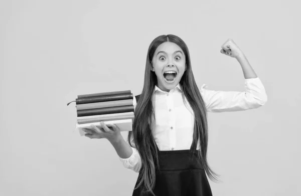 Menina adolescente feliz na escola uniforme segurar pilha de livro, sucesso — Fotografia de Stock