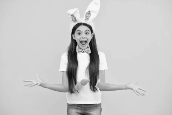 Έκπληκτος Πάσχα έφηβος κορίτσι σε αυτιά λαγουδάκι και παπιγιόν κρατήσει καρότο, Πάσχα — Φωτογραφία Αρχείου