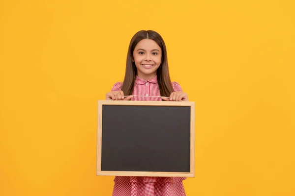 Σχολικές εκπτώσεις. Ευτυχισμένος έφηβος κορίτσι κρατήσει πίνακα. παιδική διαφήμιση. Πίσω στο σχολείο.. — Φωτογραφία Αρχείου