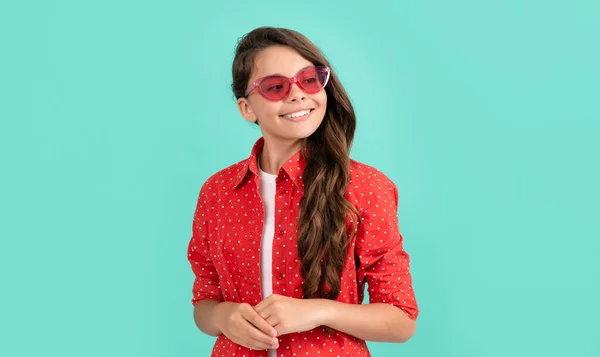 Pelo rizado largo del niño feliz en gafas de sol y camisa casual, infancia — Foto de Stock