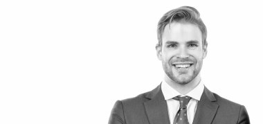 Beyaz fotokopi alanında izole edilmiş resmi kıyafetle gülümseyen mutlu adamın portresi.