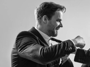 Karşılık olarak yumruk atıldı. Profesyonel erkek yumruğu kravat tarafından çekiliyor. İşyeri şiddeti