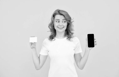 Müşteri internet parasını cep telefonunda kullanıyor. Gösteri kartviziti. kredi kartı veya banka kartı.