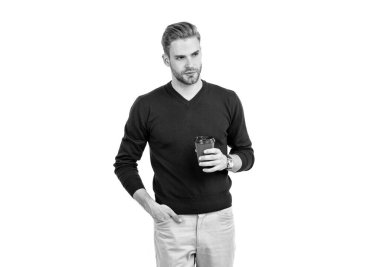 Sıradan tarzda ciddi bir adam. Tek kullanımlık kahve bardağını beyaz kafeinle izole etmiş.