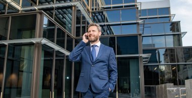 Telefon var. mobil bağlantı teknolojisi. İletişim. mutlu iş adamı akıllı telefonda konuşur.