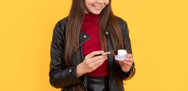 Makyaj fırçası olan çocuk. Günlük alışkanlık ve kişisel bakım. Cilt güzelliği kozmetik.