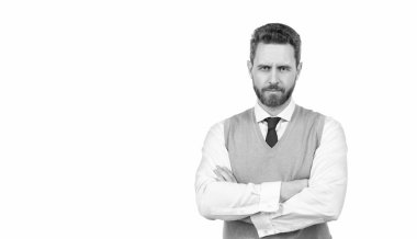 Resmi giyinen karizmatik adam ellerini çaprazladı beyaz arka planda izole edilmiş, kopyalama alanı, güven.