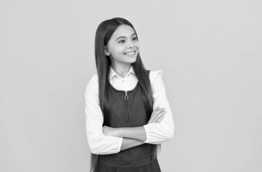 Geleceğine güveniyordu. Kendinden emin kız gülüşü sarı arka plan