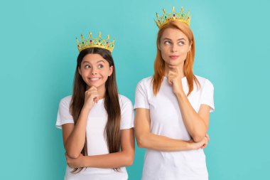 Şüpheye düşmek. Düşünceli gülüşü olan bencil anne ve kız çocuğu. Bencil ve egoist.