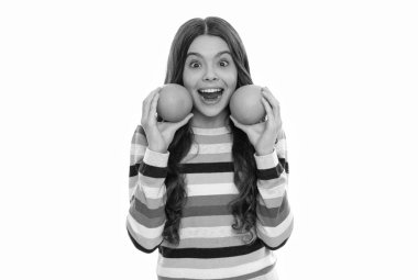 Süveterli, turuncu meyveli, beyaz, sağlıklı bir çocuk.