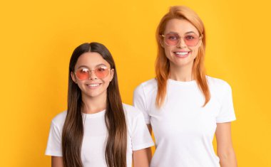 Neşeli çocuk ve anne. Anne ve kızı güneş gözlüğü takıyor. güzellik ve moda.