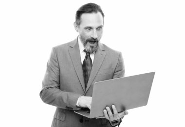 Şaşırmış yetişkin ağarmış patron modern kablosuz dizüstü bilgisayarı kullanıyor, beyaz olarak izole edilmiş, cevap e- postası