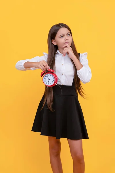 Pontualidade. Última oportunidade. menina adolescente pontual verificando o tempo. criança pensativa com despertador — Fotografia de Stock