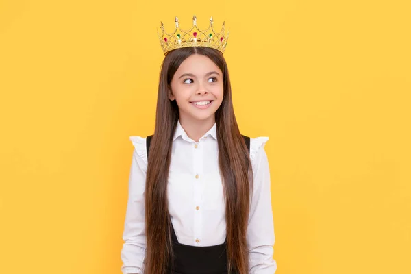 Arrogante prinses in tiara. trotse tienermeisje glimlachend. egoïstisch kind draagt diadeem — Stockfoto