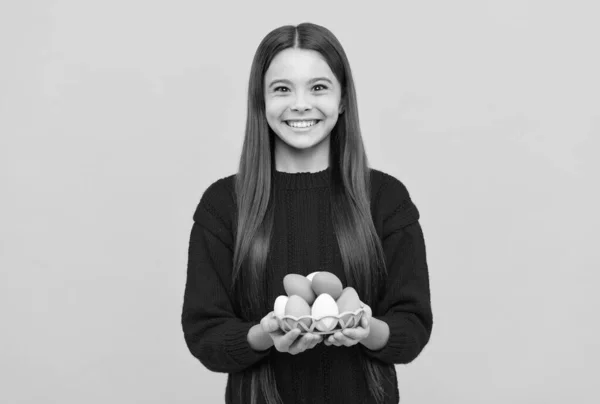 Fröhliches Teenie-Kind mit bunten Ostereiern, Osterferien — Stockfoto